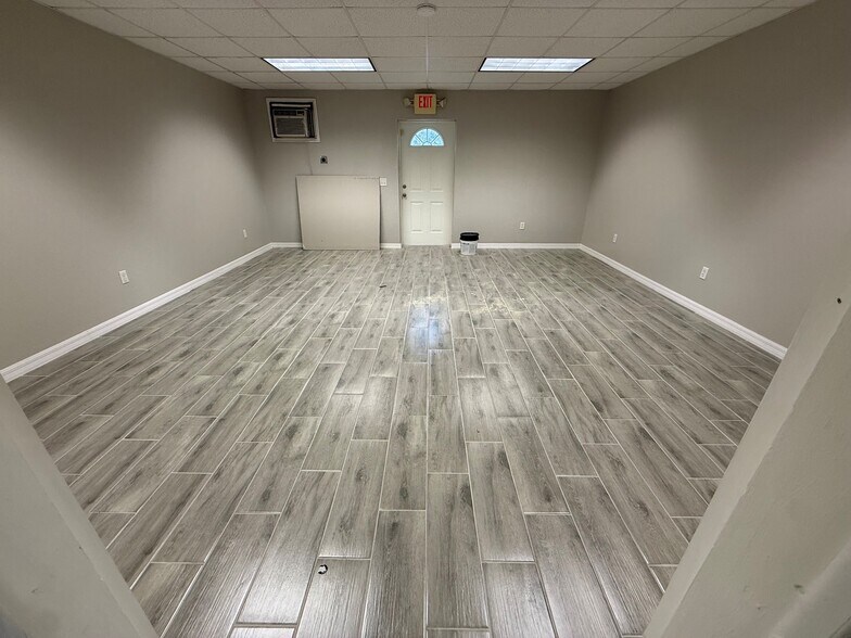 1000 E Alfred St, Tavares, FL à louer - Photo du bâtiment - Image 2 de 4