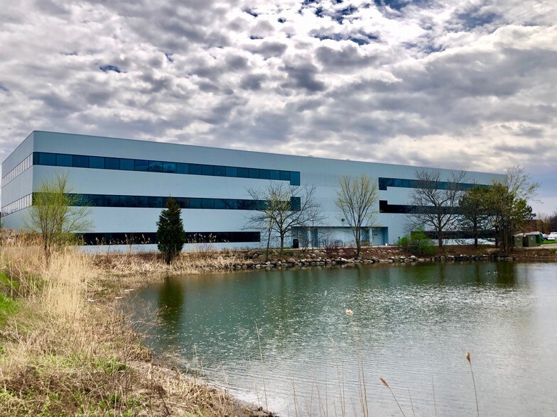 246 E Janata Blvd, Lombard, IL à louer - Photo du bâtiment - Image 2 de 10