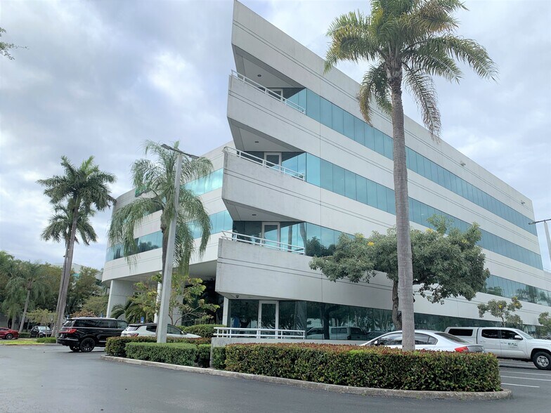 5959 Waterford District Dr, Miami, FL à louer - Photo du bâtiment - Image 3 de 18