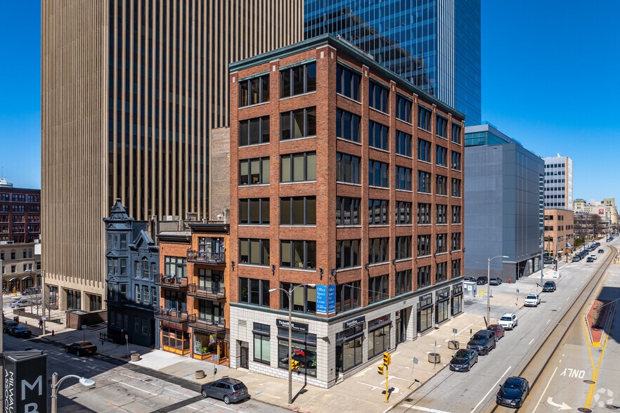 757-765 N Broadway, Milwaukee, WI à vendre - Photo du bâtiment - Image 3 de 6
