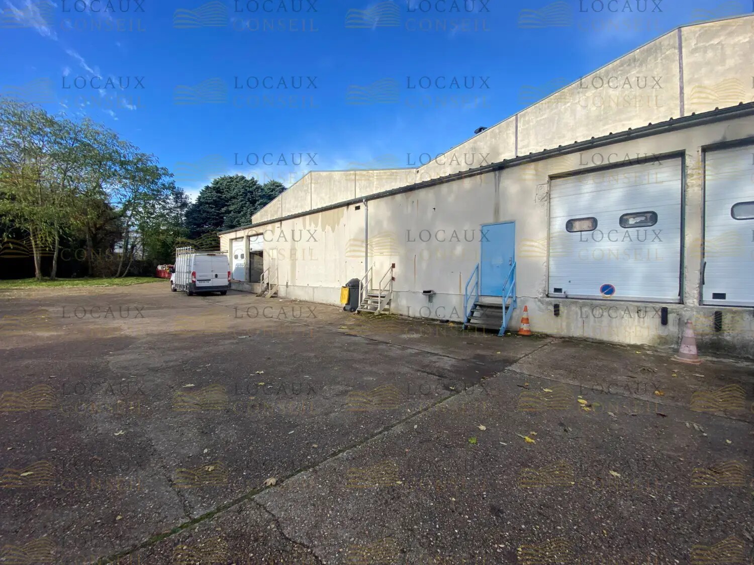Flex in Eaubonne for lease Primary Photo- Image 1 of 3