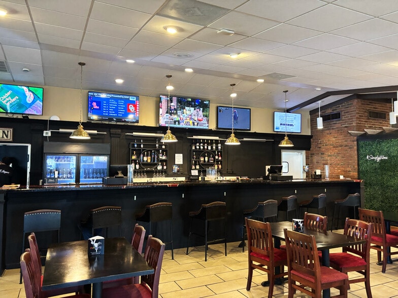 7843 North Point Blvd, Winston-Salem, NC for sale - Building Photo - Image 3 of 10