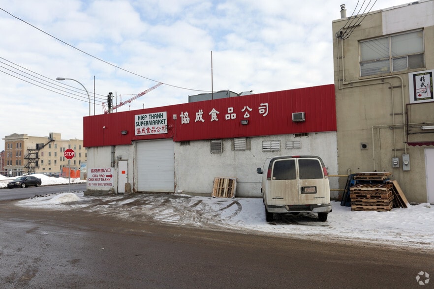 10718 98th St NW, Edmonton, AB à vendre - Photo du bâtiment - Image 3 de 7