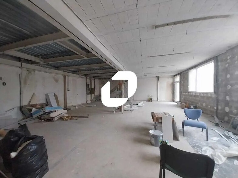 Office in Maurepas for lease - Building Photo - Image 3 of 11