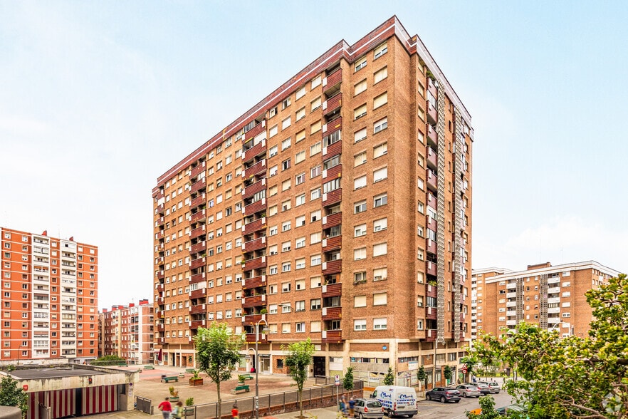 Multifamily in Bilbao, Vizcaya for sale - Building Photo - Image 1 of 2