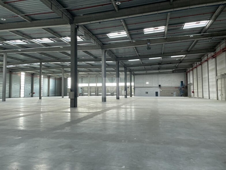 Industrial in Lieusaint for lease - Interior Photo - Image 1 of 7