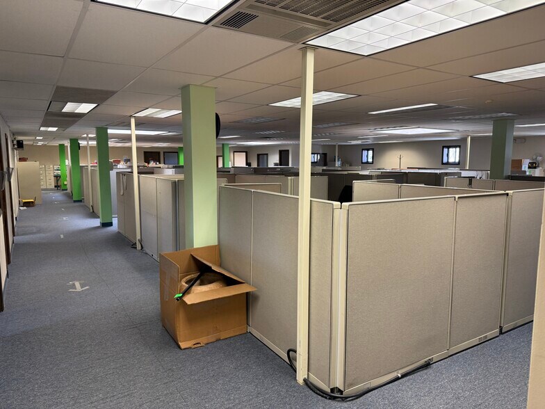 123 Whiting St, Plainville, CT à louer - Photo du bâtiment - Image 2 de 6