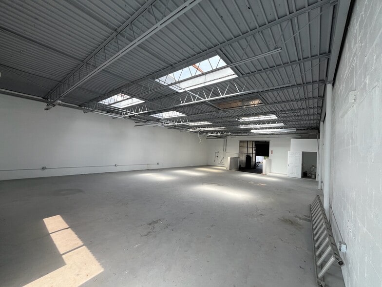4504 E Hillsborough Ave, Tampa, FL for lease - Building Photo - Image 3 of 9