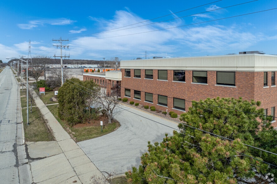 10920 W Lincoln Ave, Milwaukee, WI à louer - Photo du bâtiment - Image 1 de 14