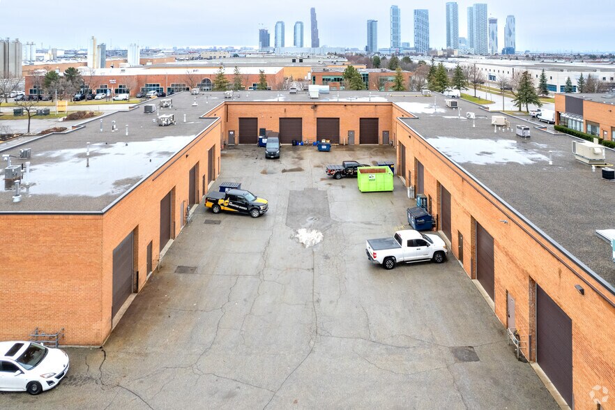 60 Pippin Rd, Vaughan, ON à louer - Photo du bâtiment - Image 3 de 3