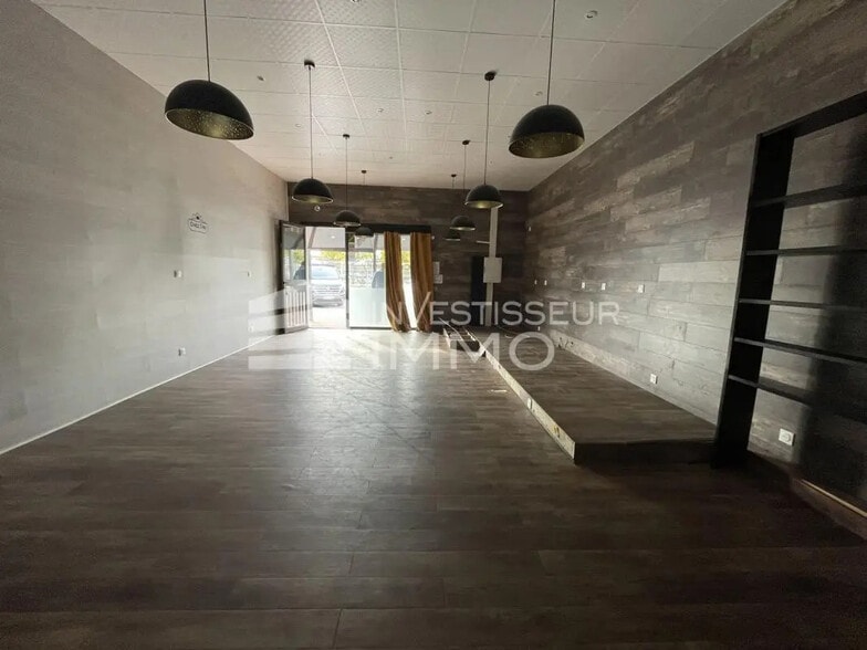 Retail in Roissy-en-Brie for lease - Interior Photo - Image 2 of 12