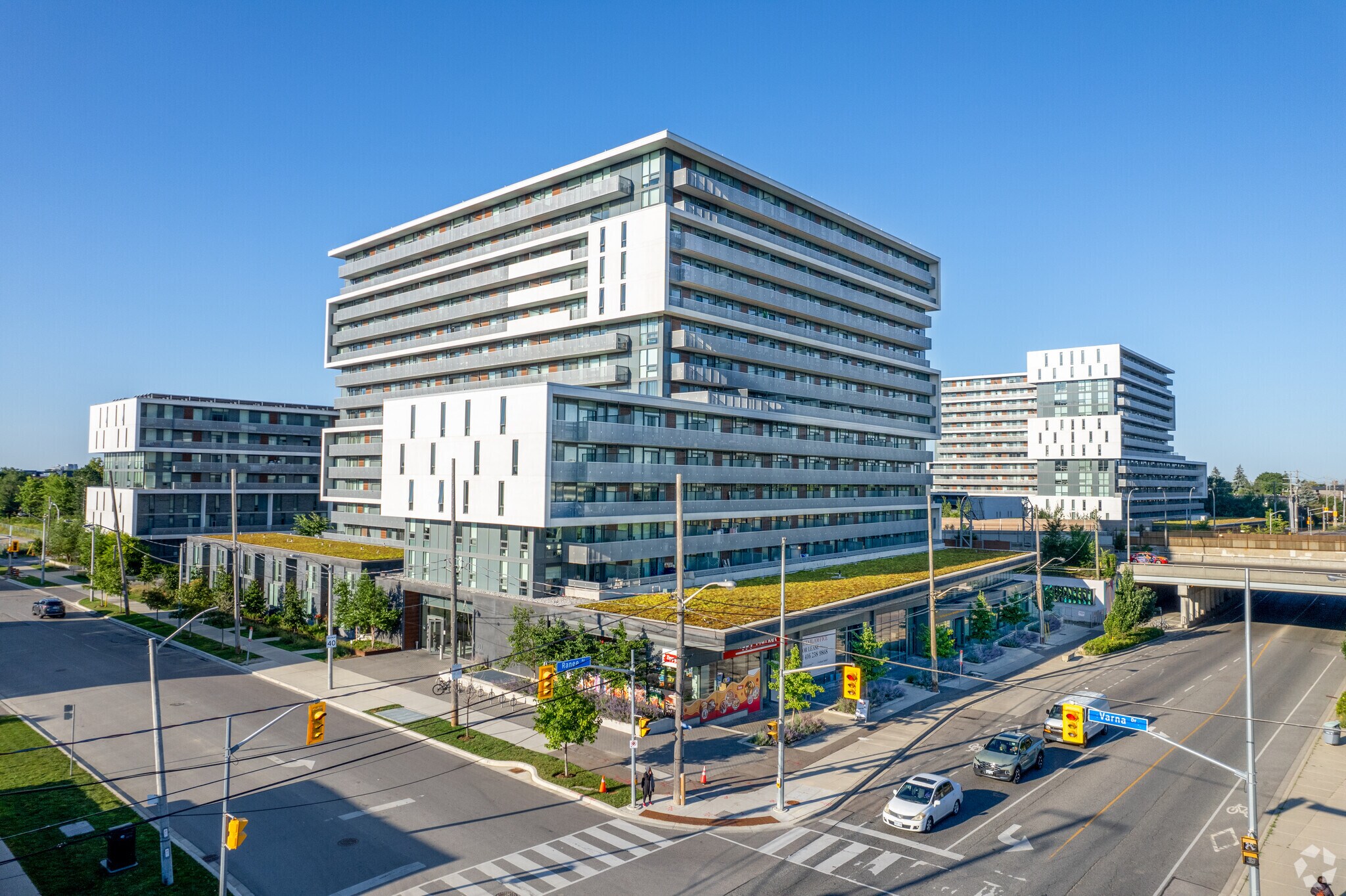 215 Ranee Av, Toronto, ON à louer Photo du bâtiment- Image 1 de 6