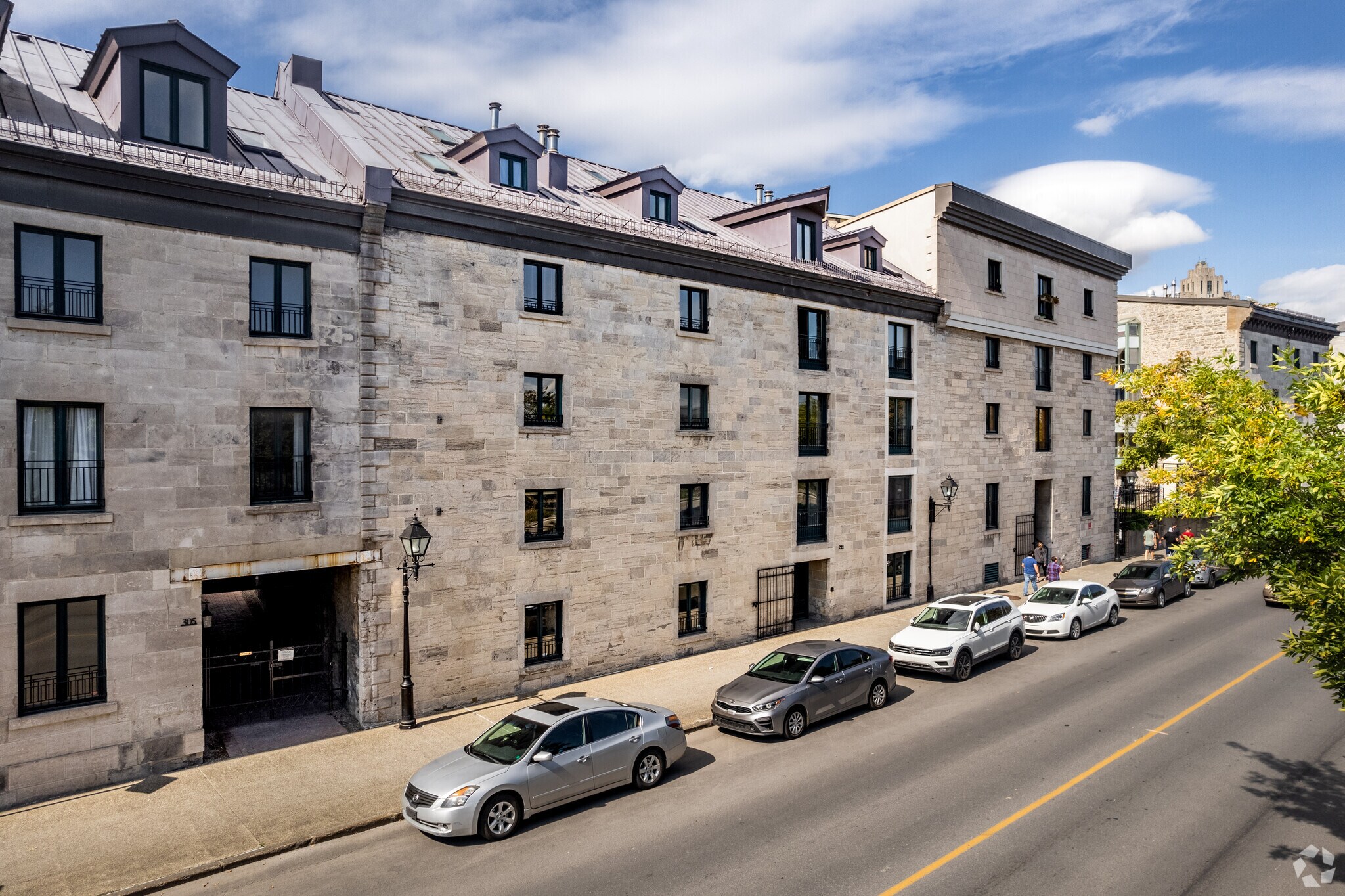 299 Rue de la Commune O, Montréal, QC à vendre Photo du bâtiment- Image 1 de 1