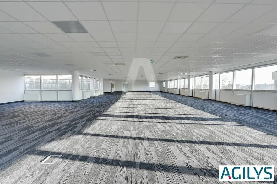 Flex in Les Ulis for lease - Interior Photo - Image 2 of 5
