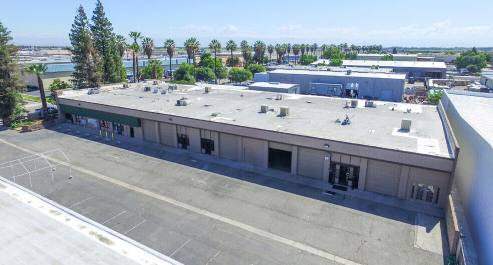 5494 E Lamona Ave, Fresno, CA à louer - Photo du bâtiment - Image 3 de 3