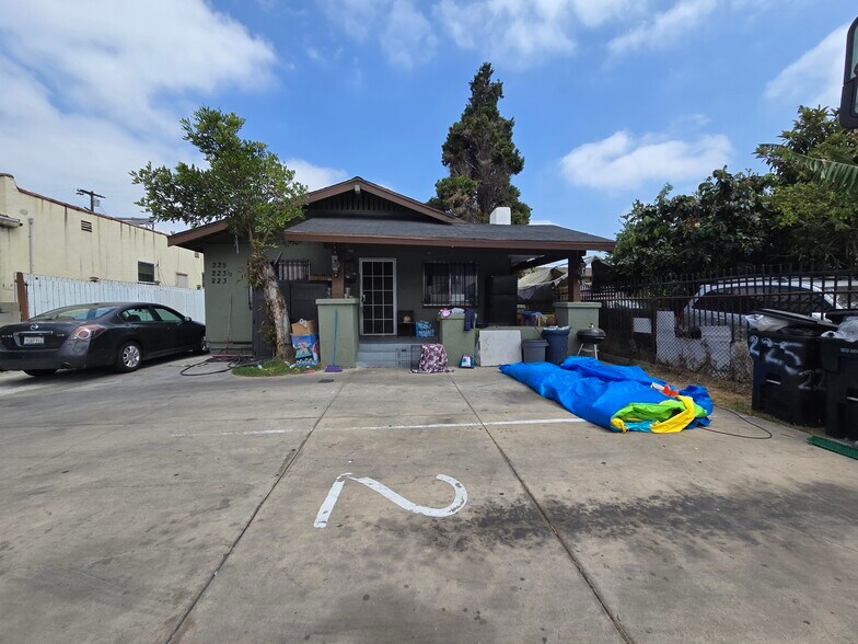 225 E 74th St, Los Angeles, CA à vendre - Photo principale - Image 1 de 11