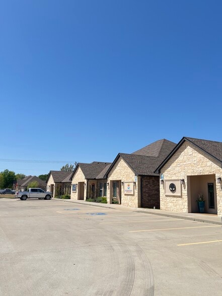 11900 N MacArthur, Oklahoma City, OK for lease - Building Photo - Image 2 of 20