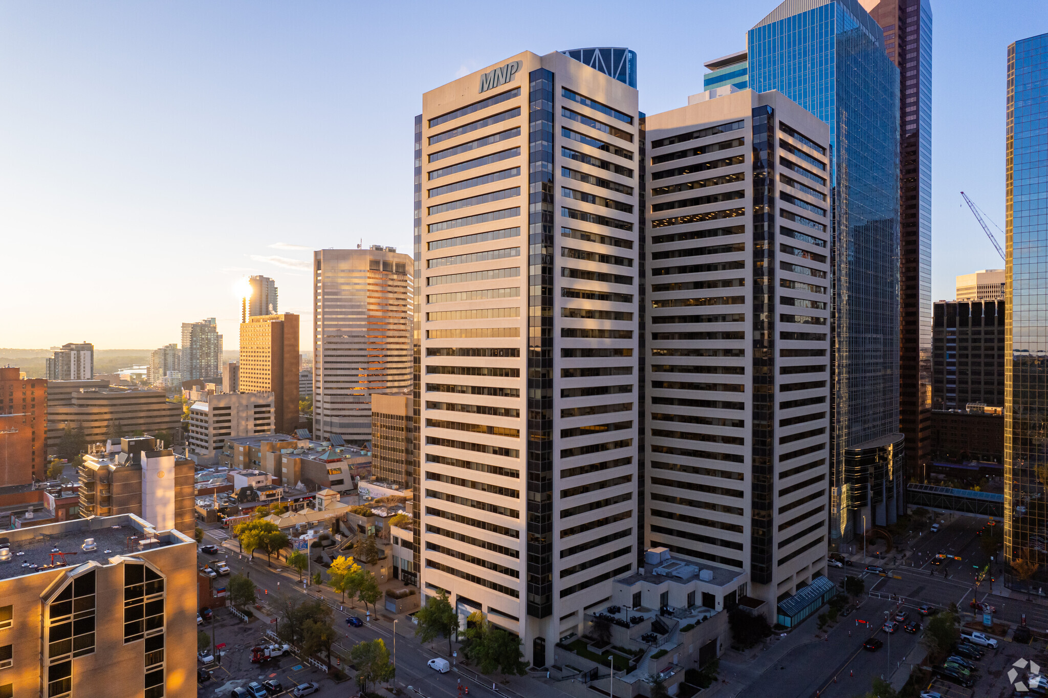 140 4 Av SW, Calgary, AB à louer Photo du bâtiment- Image 1 de 12