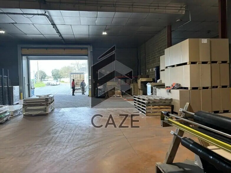 Industrial in Carbon-Blanc for lease - Interior Photo - Image 2 of 9