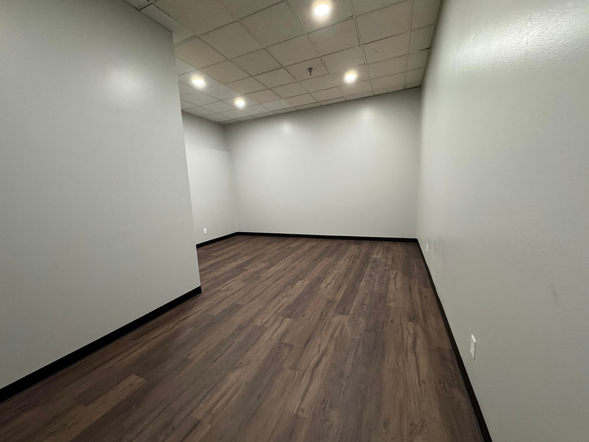 1611 W Pomona Rd, Corona, CA for lease Interior Photo- Image 1 of 6