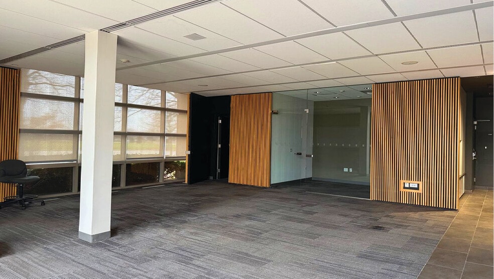 320 W Diehl Rd, Naperville, IL for lease - Interior Photo - Image 2 of 5