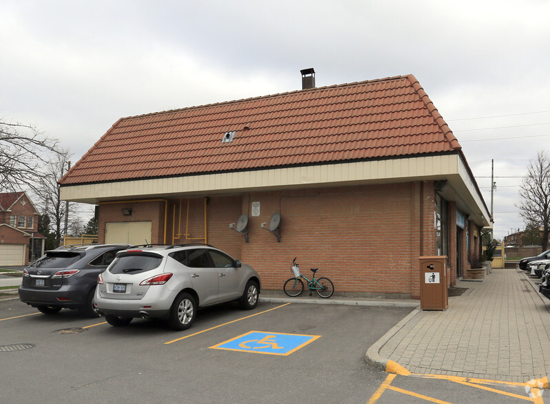 4911 Steeles Ave E, Toronto, ON for lease - Building Photo - Image 2 of 5