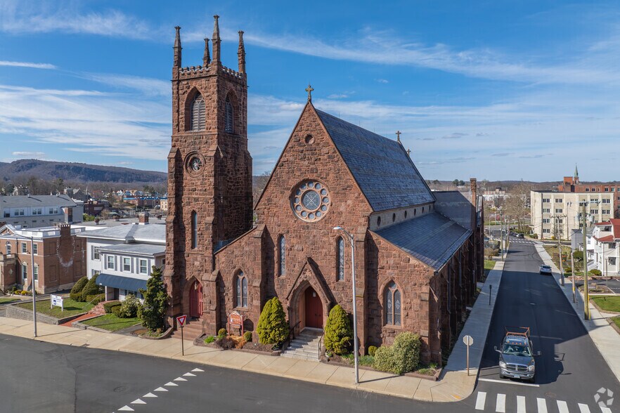 136 E Main St, Meriden, CT à vendre - Photo du bâtiment - Image 1 de 32