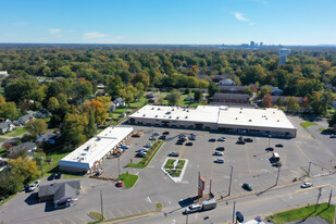 Colonial Manor Shopping Center - Entrepôt