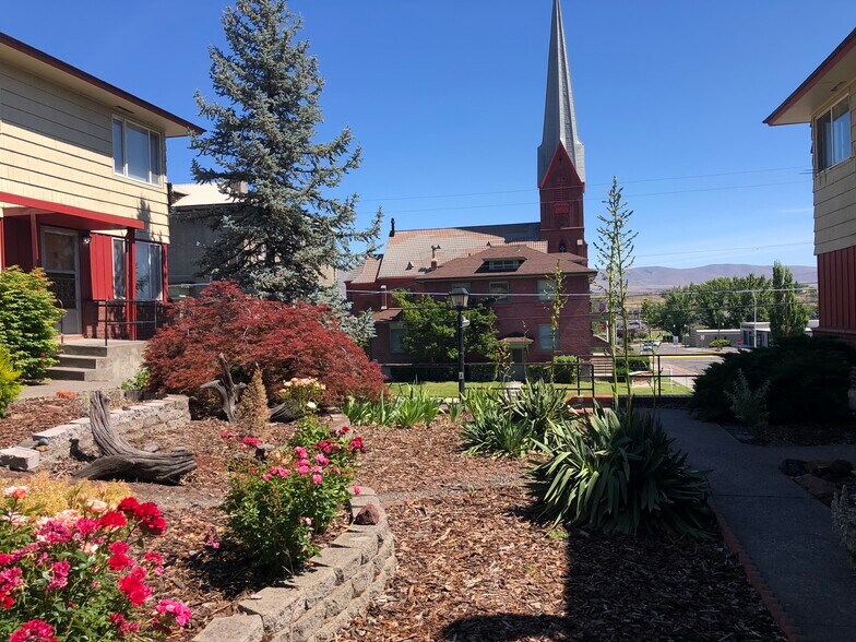 300 W 4th St, The Dalles, OR à vendre - Photo du bâtiment - Image 2 de 12