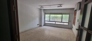 Plus de détails pour Multi-résidentiel à vendre