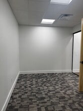 1010 Huntcliff, Atlanta, GA for lease Interior Photo- Image 2 of 10