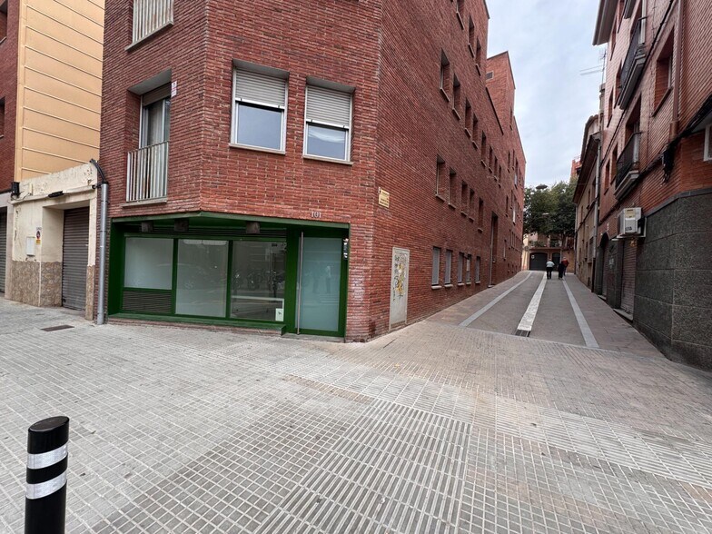 Immeuble residentiel dans Sant Feliu de Llobregat, Barcelona à vendre - Photo du bâtiment - Image 2 de 4