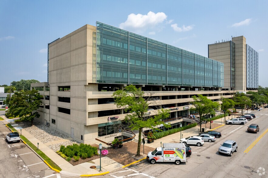555 S Old Woodward Ave, Birmingham, MI à louer - Photo du bâtiment - Image 2 de 8