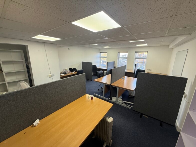 41 Darkes Ln, Potters Bar à vendre - Photo du bâtiment - Image 3 de 5