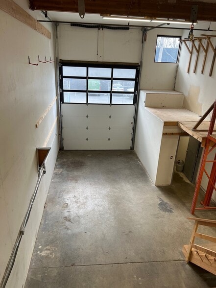 1127 W 14th St, North Vancouver, BC for lease - Interior Photo - Image 3 of 5