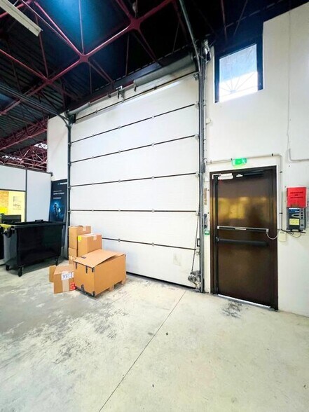 Flex in Montigny-le-Bretonneux for lease - Interior Photo - Image 3 of 16