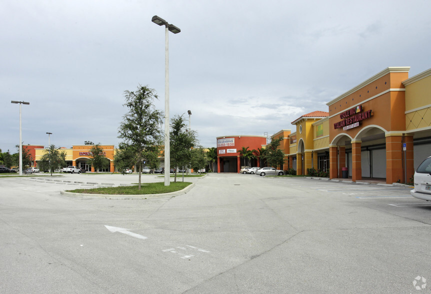 22041 S Dixie Hwy, Miami, FL for lease - Primary Photo - Image 1 of 6