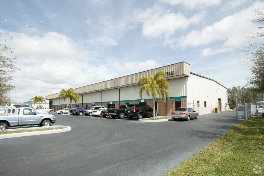 17251 Alico Center Rd, Fort Myers, FL à louer - Photo du bâtiment - Image 2 de 5