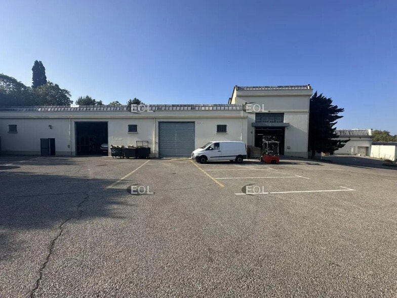 Industrial in Marseille for lease - Building Photo - Image 2 of 5