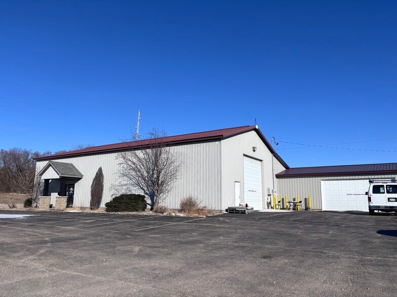 1579 Main Ave, Clinton, IA à vendre - Photo du bâtiment - Image 2 de 8