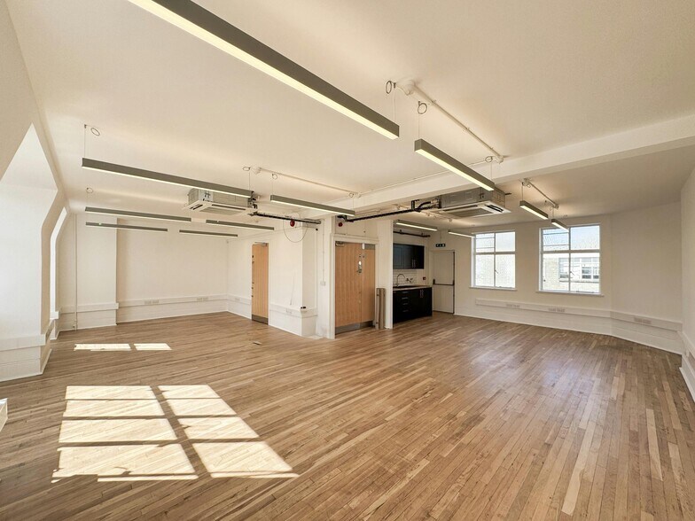15-16 Margaret St, London for lease - Building Photo - Image 2 of 6