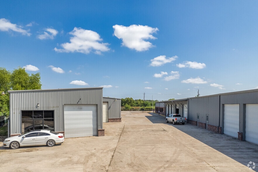 130 Mitchell Rd, Houston, TX à louer - Photo du bâtiment - Image 3 de 33