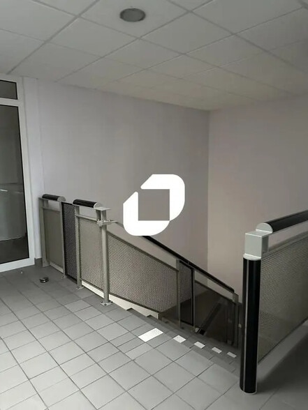 Office in Eybens for lease - Interior Photo - Image 3 of 11