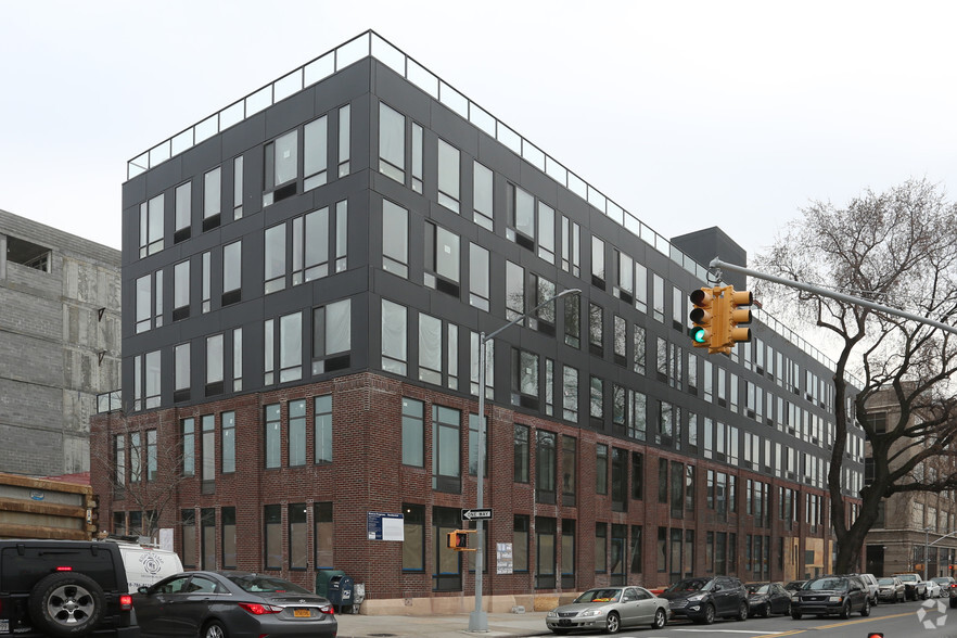 33-01 38th Ave, Long Island City, NY for lease - Building Photo - Image 2 of 4