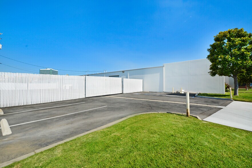 2221 S Dupont Dr, Anaheim, CA à vendre - Photo du bâtiment - Image 3 de 10