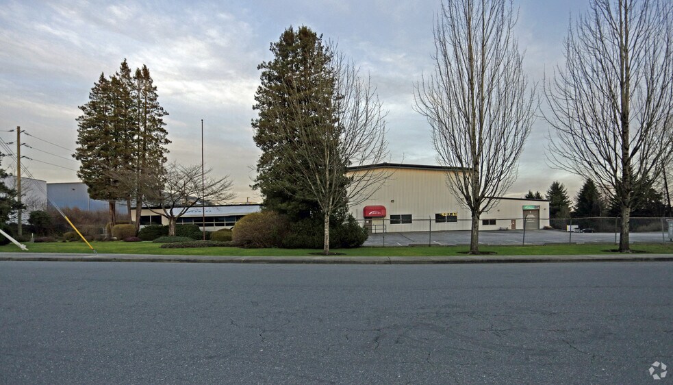 4242 Phillips Ave, Burnaby, BC à louer - Photo du bâtiment - Image 3 de 7