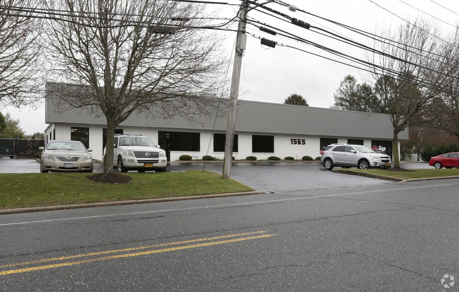 1565 Sycamore Ave, Bohemia, NY for lease - Building Photo - Image 3 of 9