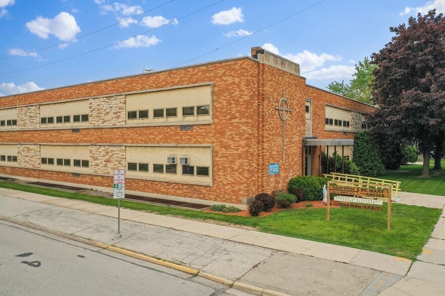 650 S Irwin Ave, Green Bay, WI for sale - Primary Photo - Image 2 of 15