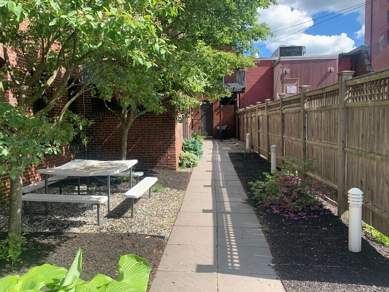 619 Congress St, Portland, ME à louer - Photo du bâtiment - Image 2 de 8