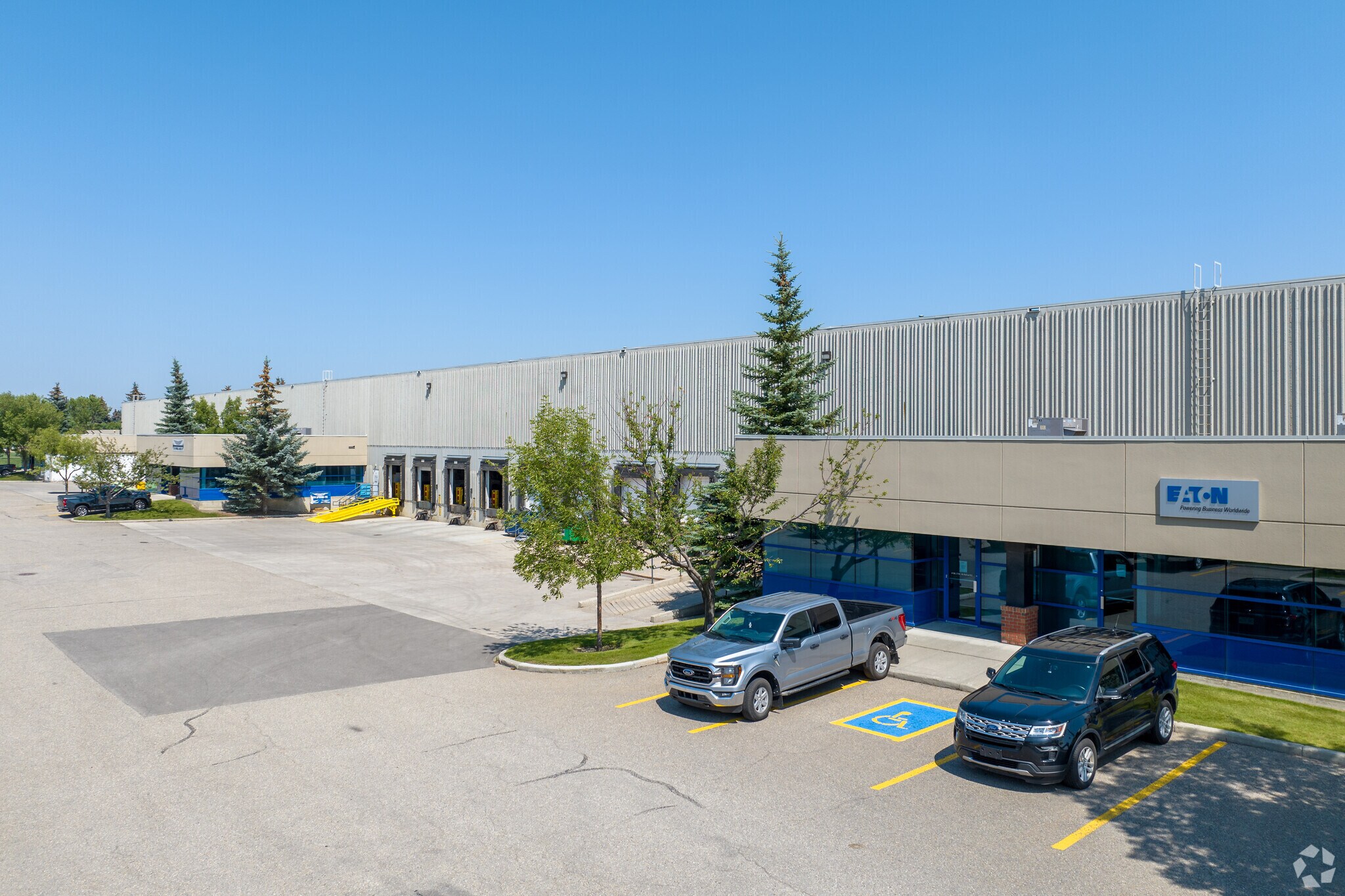 2726 45th Ave SE, Calgary, AB à louer Photo du bâtiment- Image 1 de 8
